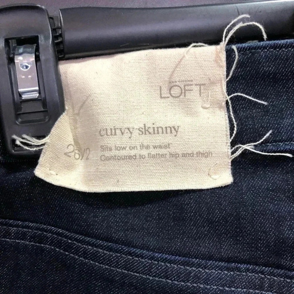 LOFT Curvy Skinny Sits low on waist, 5 pocket, belt loop jeans, black - Picture 7 of 9
